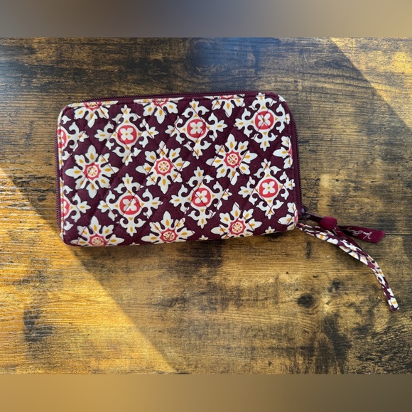 Vera Bradley Handbags - NWOT Vera Bradley large “Medallion” zip around wallet